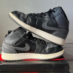 Jordan 1 Mid